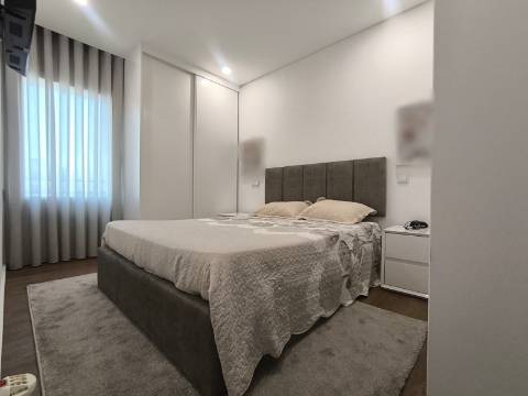 Apartamento T2 com Terraço e Vistas de Mar nas Caxinas