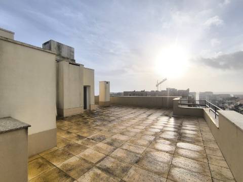 Apartamento T2 com Terraço e Vistas de Mar nas Caxinas