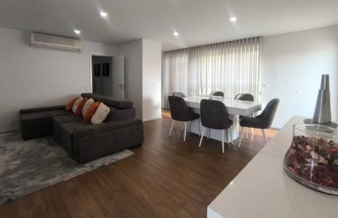 Apartamento T2 com Terraço e Vistas de Mar nas Caxinas