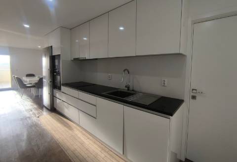 Apartamento T2 com Terraço e Vistas de Mar nas Caxinas