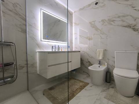 Apartamento T2 com Terraço e Vistas de Mar nas Caxinas