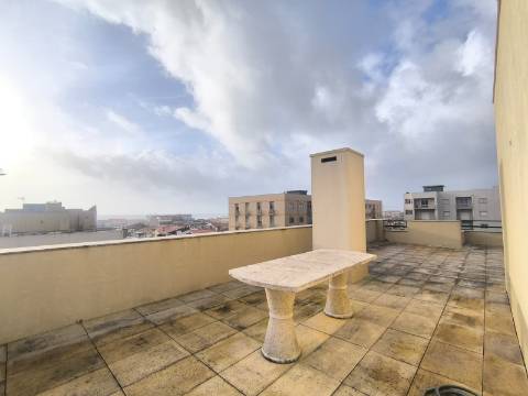Apartamento T2 com Terraço e Vistas de Mar nas Caxinas