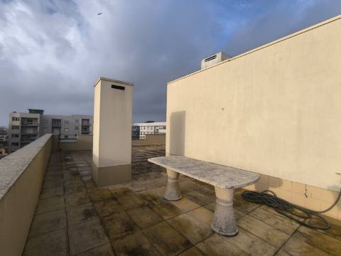 Apartamento T2 com Terraço e Vistas de Mar nas Caxinas