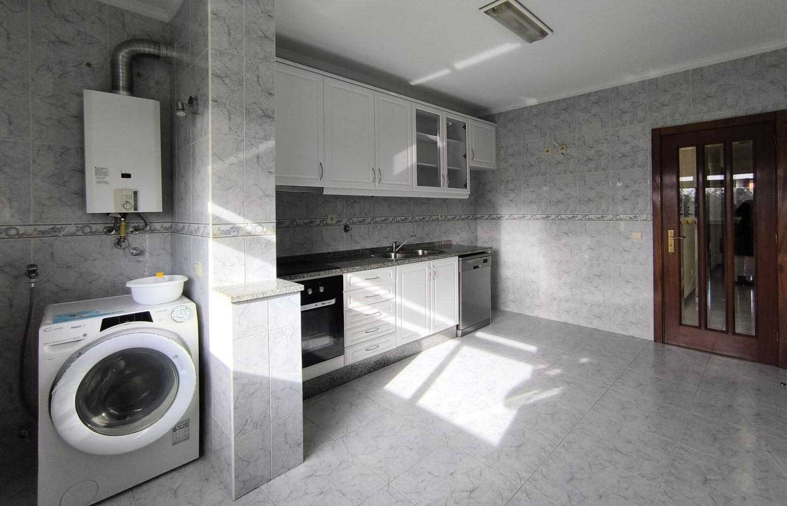 T2 + 1 para Arrendamento Anual em Gião