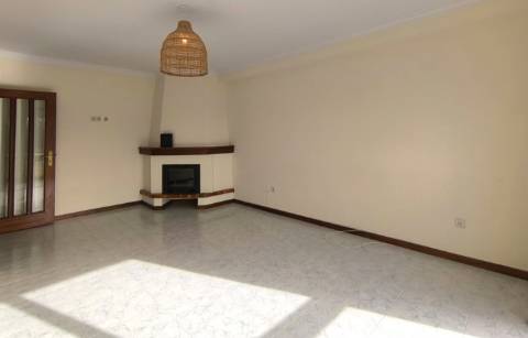 T2 + 1 para Arrendamento Anual em Gião