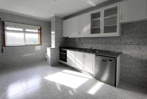 T2 + 1 para Arrendamento Anual em Gião