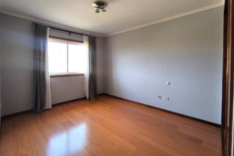 T2 + 1 para Arrendamento Anual em Gião