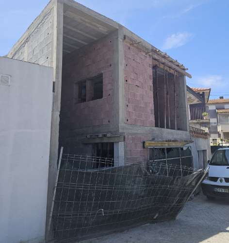 Moradia T3 com Piscina em Construção