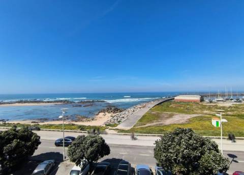 T2 Duplex com Terraço em 1ª Linha de Mar em Vila do Conde
