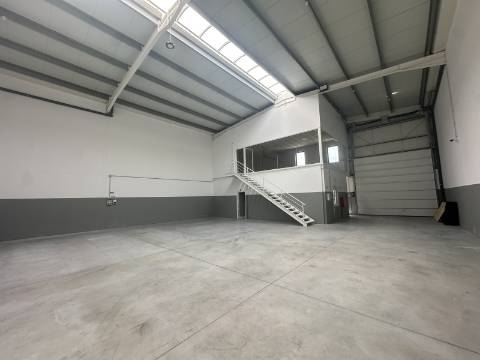 Armazém como Novo com 380m2 na Póvoa de Varzim