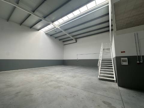 Armazém como Novo com 380m2 na Póvoa de Varzim