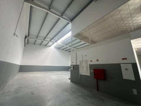 Armazém como Novo com 380m2 na Póvoa de Varzim