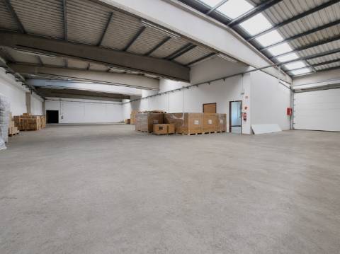 Armazém Industrial com 1.900 m² para Arrendamento em Fajozes