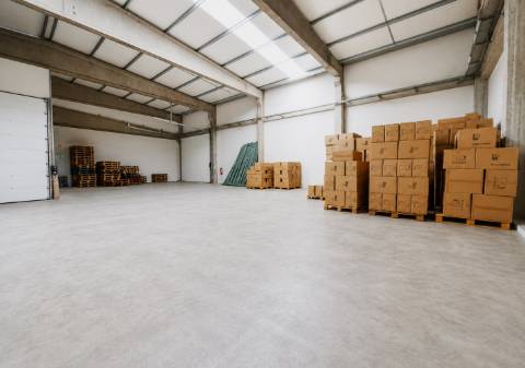 Armazém Industrial com 1.900 m² para Arrendamento em Fajozes