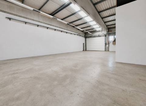 Armazém Industrial com 1.900 m² para Arrendamento em Fajozes