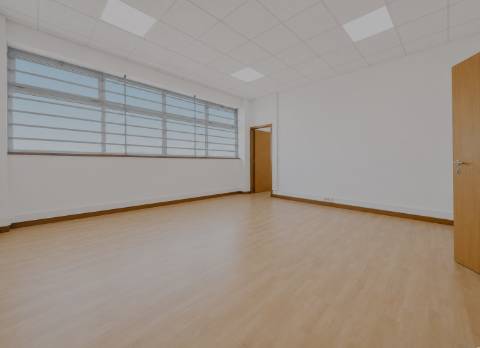 Armazém Industrial com 1.900 m² para Arrendamento em Fajozes