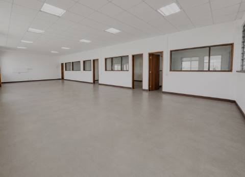 Armazém Industrial com 1.900 m² para Arrendamento em Fajozes