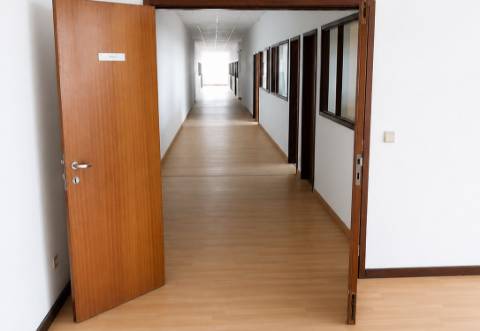 Armazém Industrial com 1.900 m² para Arrendamento em Fajozes