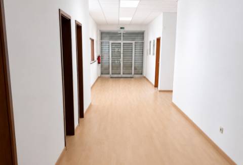 Armazém Industrial com 1.900 m² para Arrendamento em Fajozes