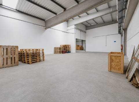 Armazém Industrial com 1.900 m² para Arrendamento em Fajozes