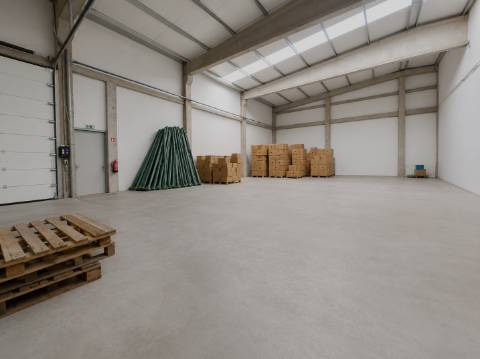 Armazém Industrial com 1.900 m² para Arrendamento em Fajozes