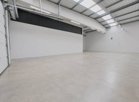 Armazém Industrial com 1.900 m² para Arrendamento em Fajozes