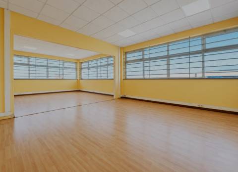 Armazém Industrial com 1.900 m² para Arrendamento em Fajozes