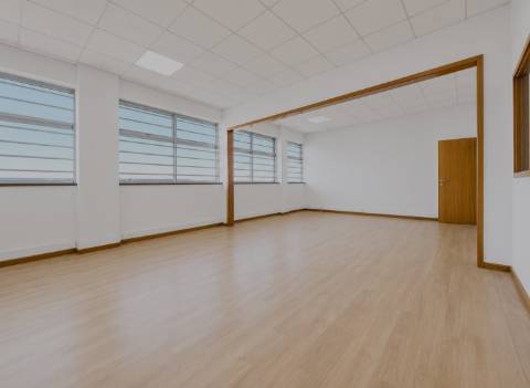 Armazém Industrial com 1.900 m² para Arrendamento em Fajozes