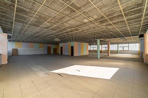 Espaço Comercial com 4.300 m² para Arrendamento