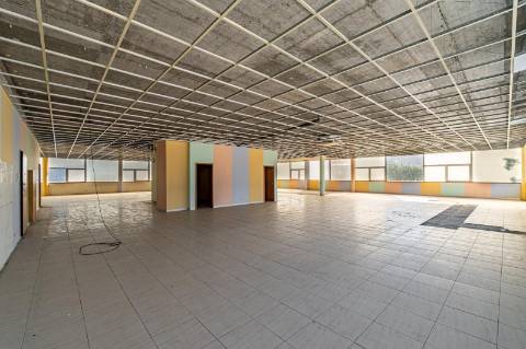 Espaço Comercial com 4.300 m² para Arrendamento