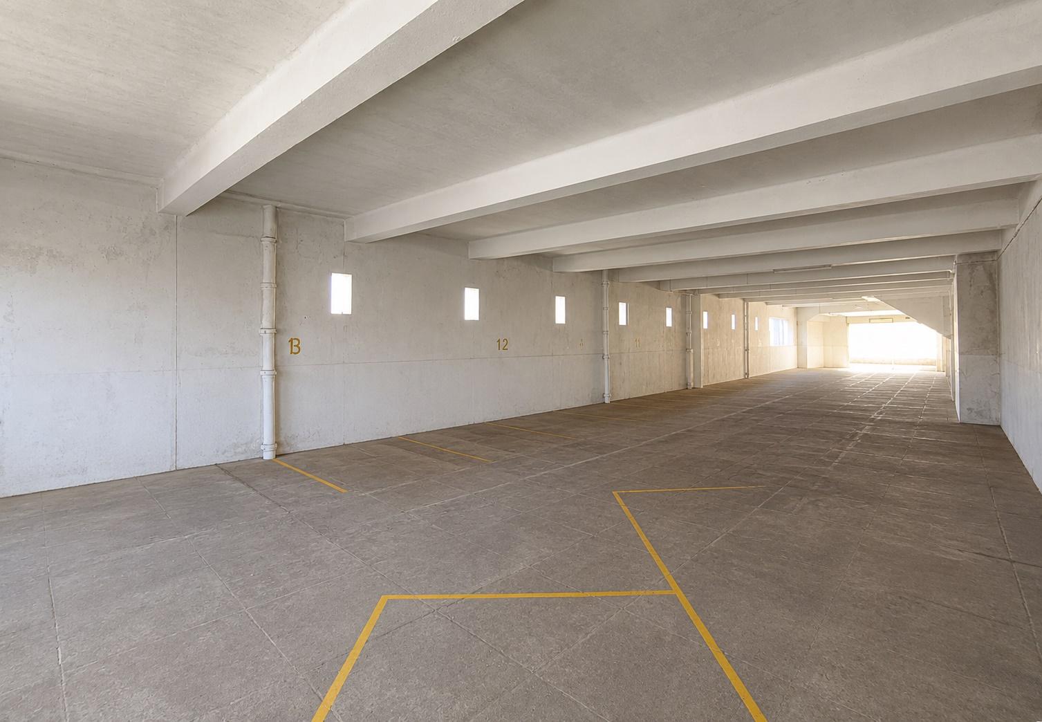 Armazém/ Garagem com 260 m² e Logradouro na Póvoa de Varzim