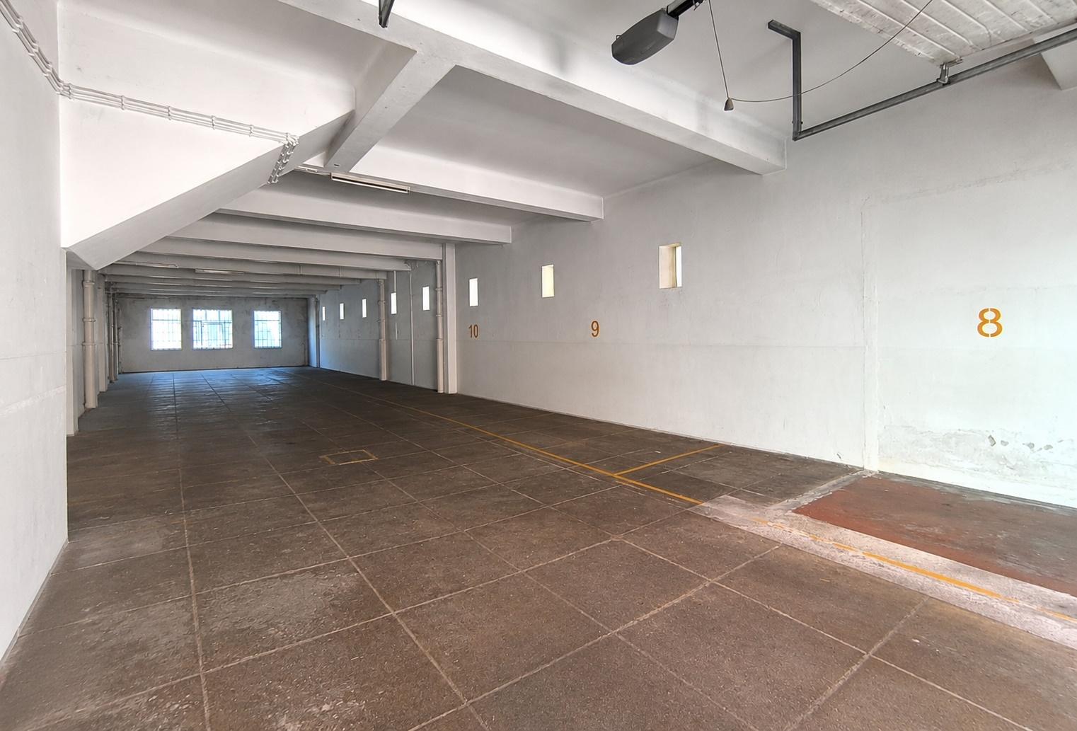 Armazém/ Garagem com 260 m² e Logradouro na Póvoa de Varzim