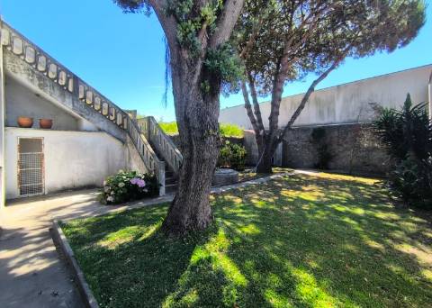 Armazém/ Garagem com 260 m² e Logradouro na Póvoa de Varzim