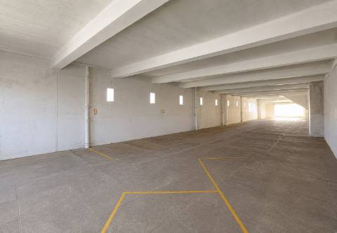 Armazém/ Garagem com 260 m² e Logradouro na Póvoa de Varzim