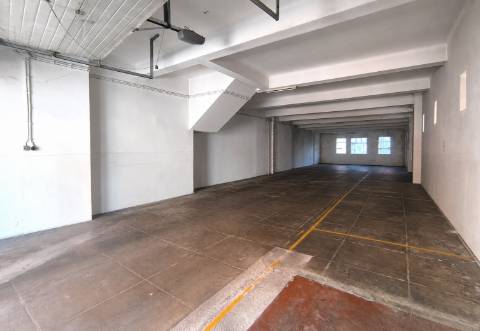 Armazém/ Garagem com 260 m² e Logradouro na Póvoa de Varzim