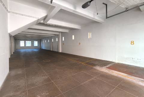 Armazém/ Garagem com 260 m² e Logradouro na Póvoa de Varzim