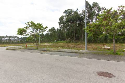 Lote Terreno com duas frentes, situado em zona calma