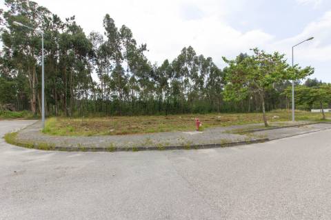 Lote Terreno com duas frentes, situado em zona calma