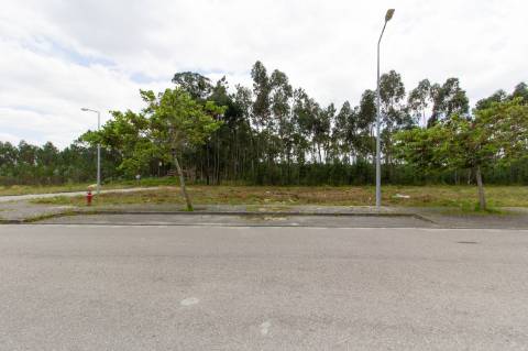 Lote Terreno com duas frentes, situado em zona calma