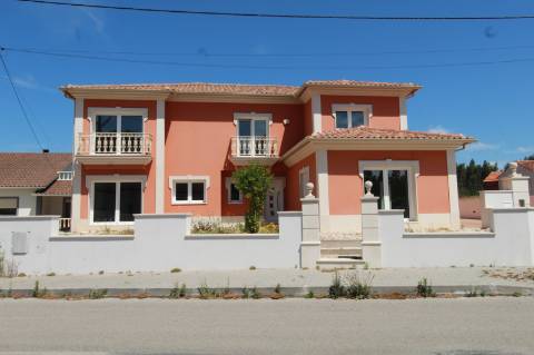 Fantástica moradia V7 com piscina e terreno