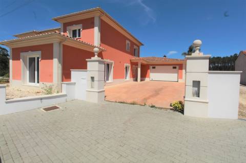 Fantástica moradia V7 com piscina e terreno