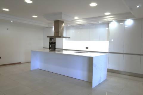 Fantástica moradia V7 com piscina e terreno