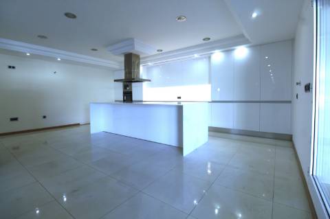 Fantástica moradia V7 com piscina e terreno