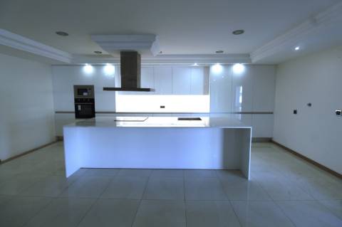 Fantástica moradia V7 com piscina e terreno