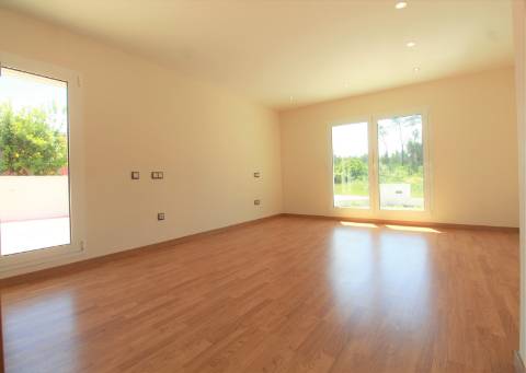 Fantástica moradia V7 com piscina e terreno