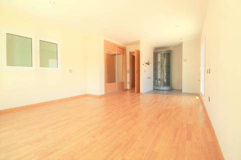 Fantástica moradia V7 com piscina e terreno