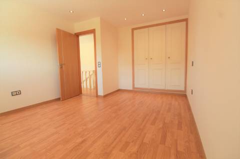 Fantástica moradia V7 com piscina e terreno