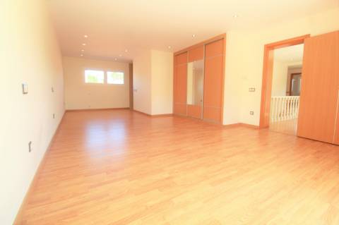 Fantástica moradia V7 com piscina e terreno