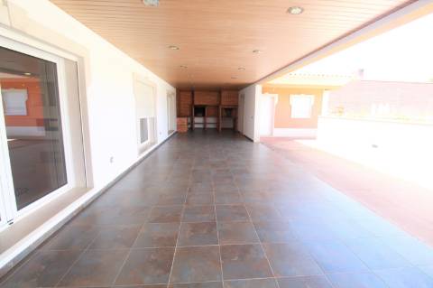 Fantástica moradia V7 com piscina e terreno