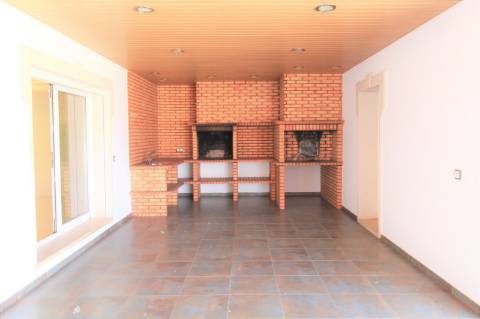 Fantástica moradia V7 com piscina e terreno